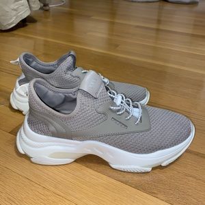 STEVE MADDEN MYLES LIGHT GREY SNEAKER